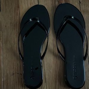 Black patent leather size 7 flip-flops